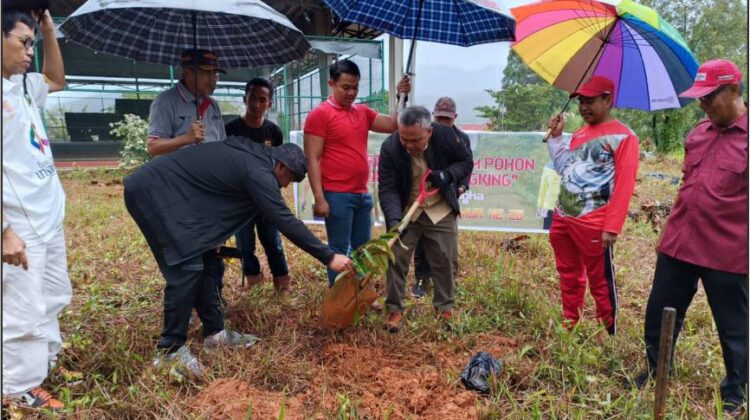 Tanam Bibit Durian, Bupati Implementasi Program Ini