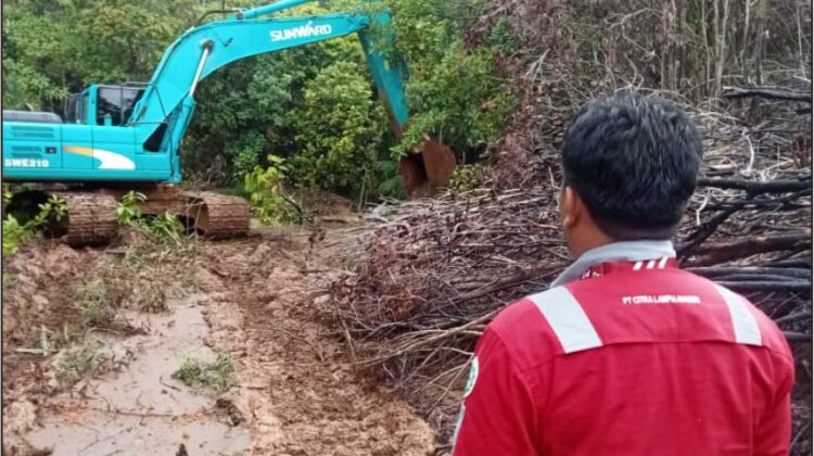 CLM Turunkan Excavator Bersihkan Sungai Laoli