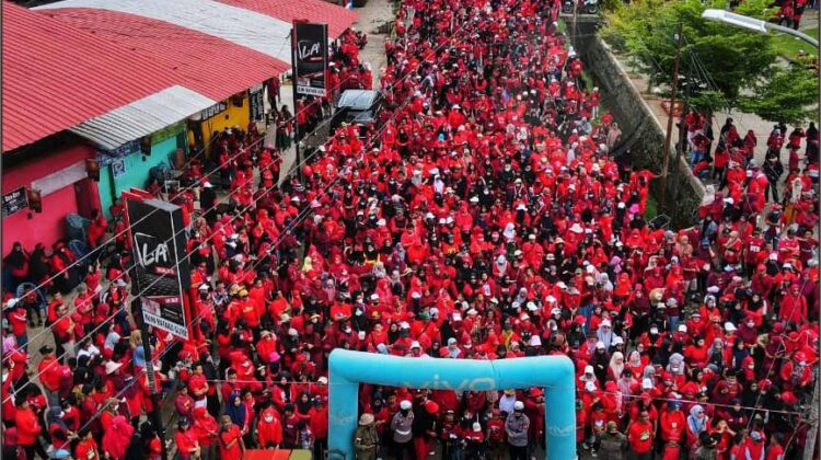 Nyalakan Merahmu, Ribuan Warga Luwu Timur Ikut Jalan Santai IKA UNHAS