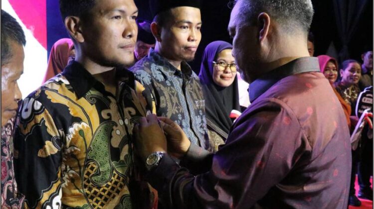 Bupati Budiman Serahkan Penghargaan Kepada 10 Desa Mandiri di Lutim