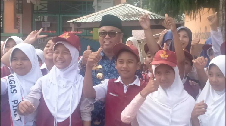 FOTO : Momen Bupati Lutim Berswafoto Bersama Siswa SDN 221 Malili