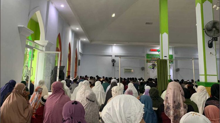Suasana pelaksanaan shalat Idul Adha di Masjid Al Mujahidin pantai 5 Bonefute, kec. Larompong || Foto : Rifka Sri Wahyuni. R