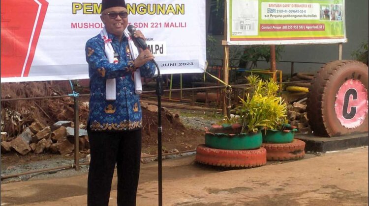 Bupati Lutim Tandai Pembangunan Musholla SDN 221 Malili Bantuan PT. CLM