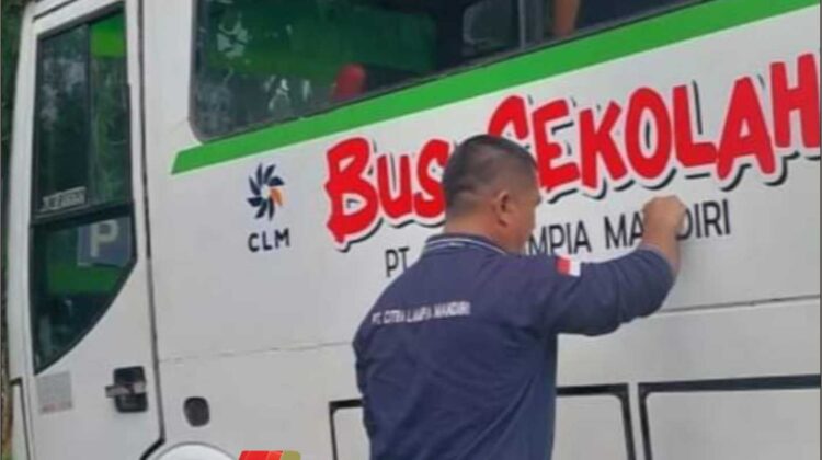 Warga Balantang Terima Bantuan Bus Sekolah Dari PT. CLM