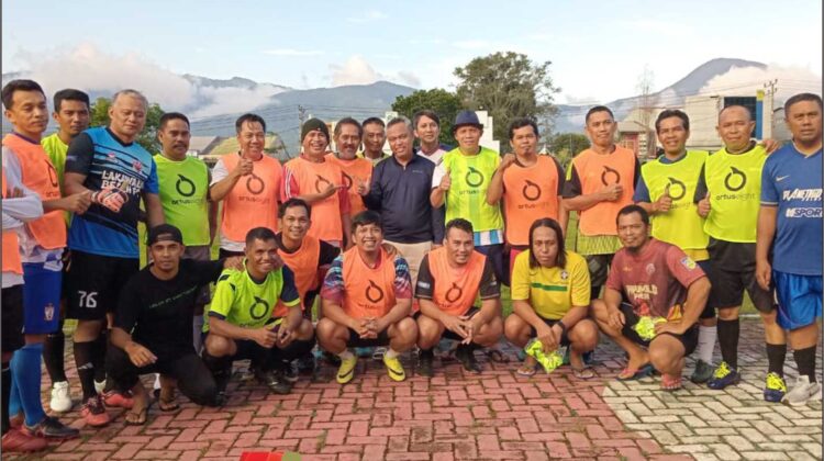 Tonton Laga Eksebisi Malili Legend vs Jurnalis, Bupati Ajak Warga Gunakan Fasilitas Olahraga