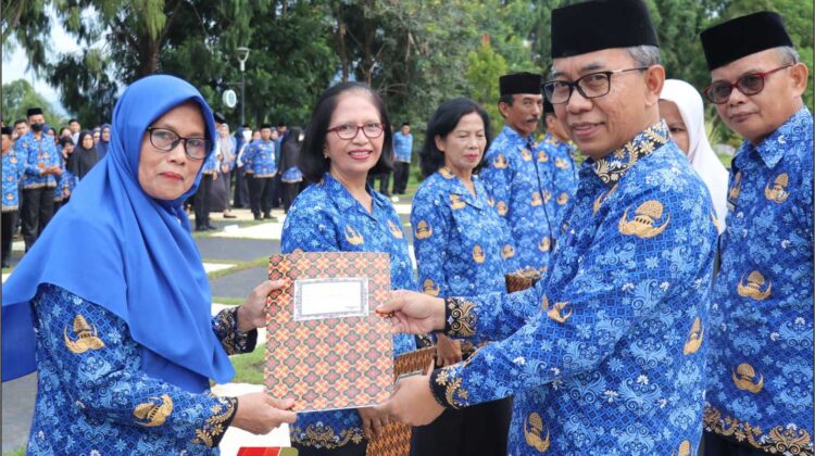 Pimpin Upacara HKN, Sekda Lutim Serahkan SK Pensiun Bagi 8 ASN Masuk Purna Bakti