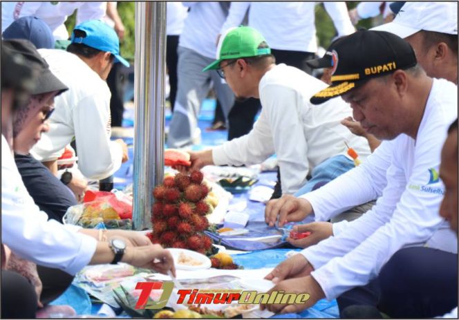 
					FOTO : Mandre Saperra Ratusan ASN di Halaman Kantor Bupati Lutim