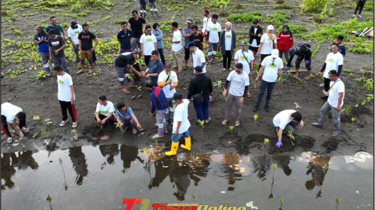 Komitmen pada Kelestarian Lingkungan, PT Vale IGP Morowali Gelar Kegiatan Bersih Pantai dan Tanam Mangrove