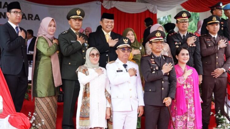 Bupati Budiman Bersama Ketua TP PKK Lutim Hadiri Upacara Peringatan HUT Bhayangkara Ke-77