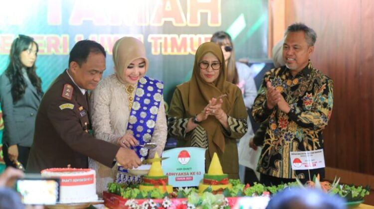 Bupati Bersama Ketua TP PKK Lutim Hadiri Ramah Tamah Peringatan Hari Bhakti Adhyaksa ke-63