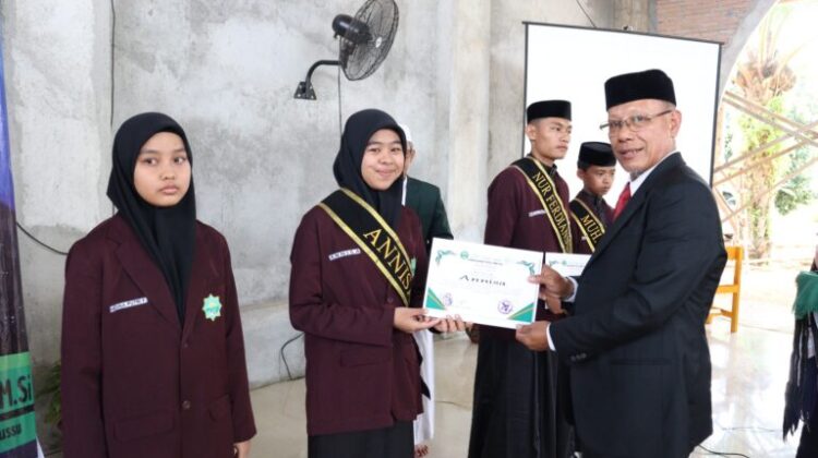 Plt. Kadisdikbud Lutim Hadiri Pisah Tamat Santri dan Wisuda Tahfidzul Qur’an Ponpes Ittihad Al Ummah Ussu