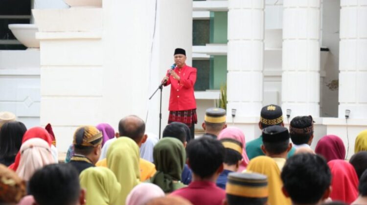 Berpakaian Adat Warna Merah, Budiman Pimpin Apel Pagi di Halaman Kantor Bupati