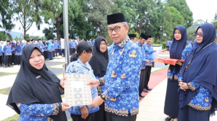 Pimpin Upacara HKN, Sekda Lutim Kembali Serahkan SK Pensiun 9 ASN