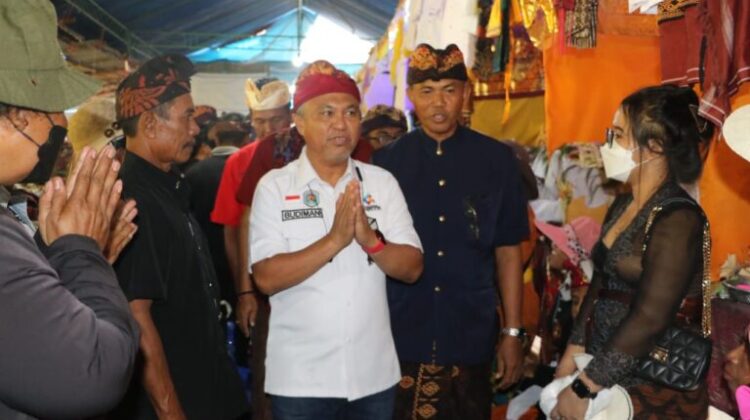 Hadiri Ngaben Massal, Bupati H. Budiman Apresiasi Semangat Gotong-Royong Warga