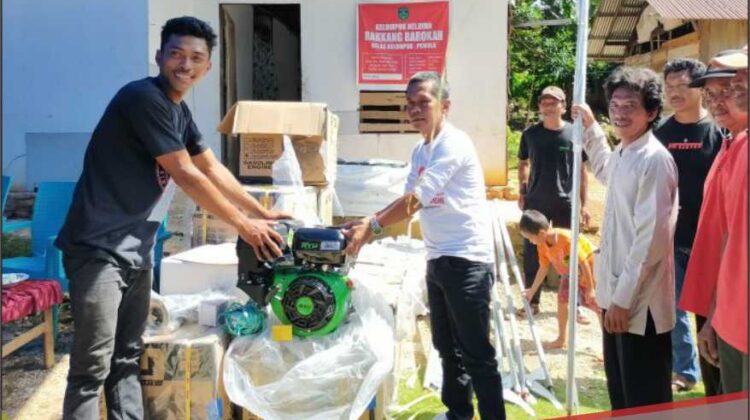 Najamuddin Serahkan Bantuan Mesin dan Perahu Nelayan di Desa Atue