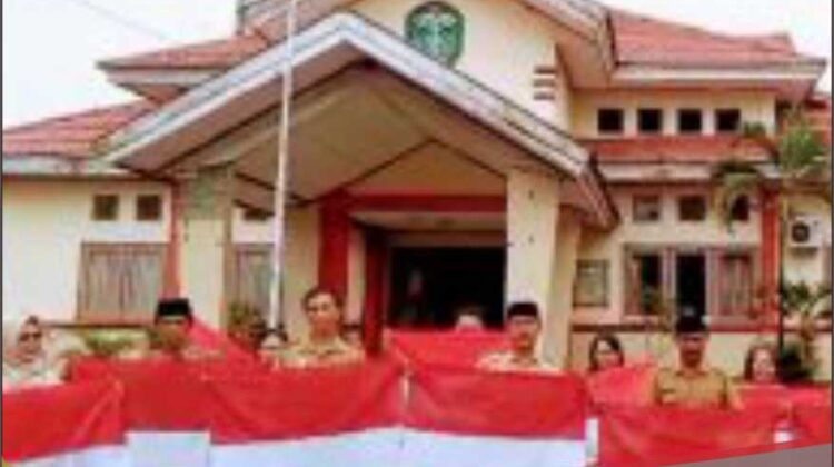 Camat Wasuponda Bagi 150 Bendera Merah Putih Kepada Warga