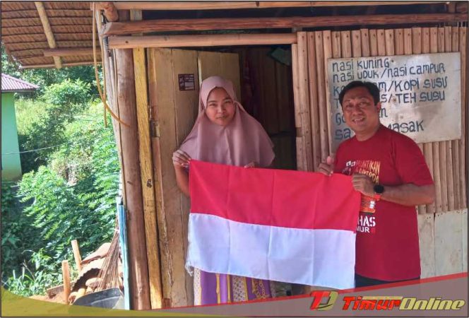 
					Sekwan Bagi Bendera Gratis ke Masyarakat Desa Puncak Indah