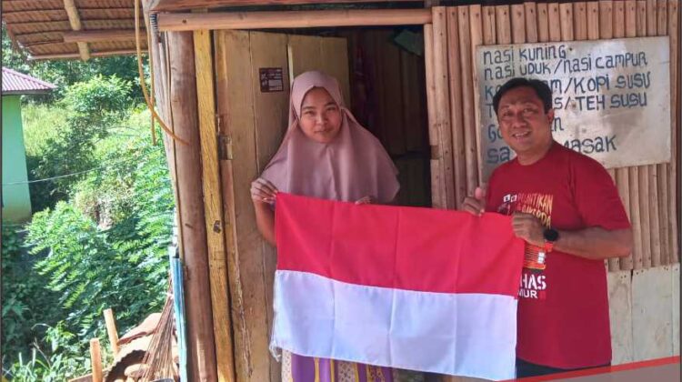 Sekwan Bagi Bendera Gratis ke Masyarakat Desa Puncak Indah