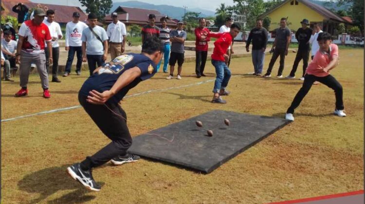 Lihat Keseruan Pegawai di Lutim Ikuti Perlombaan Permainan Tradisional