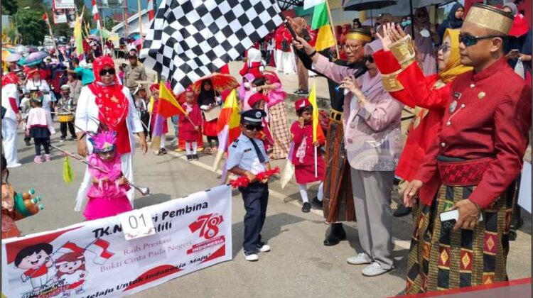 Lepas Peserta Pawai Tingkat Paud – TK, Ketua TP-PKK Imbau Warga Jaga Keselamatan Berkendara
