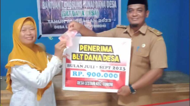 Kades Lestari Salurkan BLT DD kepada salah seorang warga