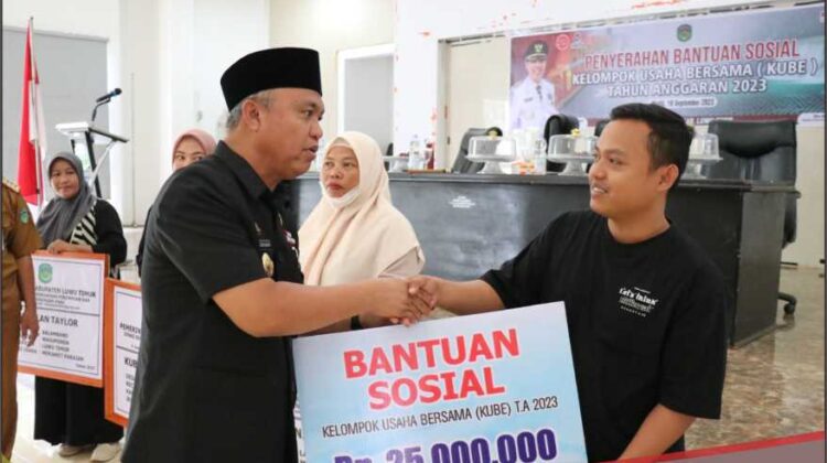 Bupati Luwu Timur Serahkan Bantuan Sosial Kepada 55 KUBE