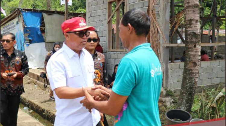 Pasca Kebakaran di Balantang, Bupati Luwu Timur Berbagi Duka Dengan Korban