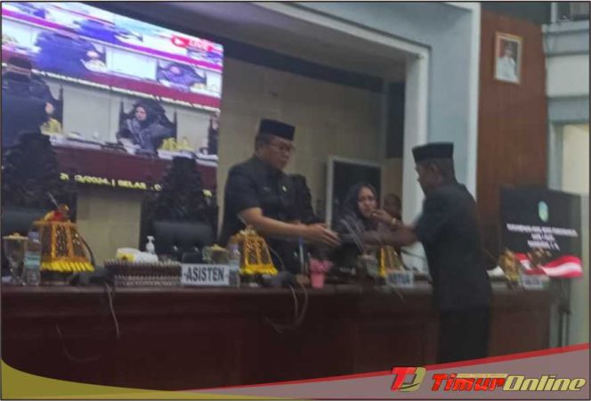 
					Najamuddin Serahkan Hasil Reses ke Pimpinan DPRD Lutim