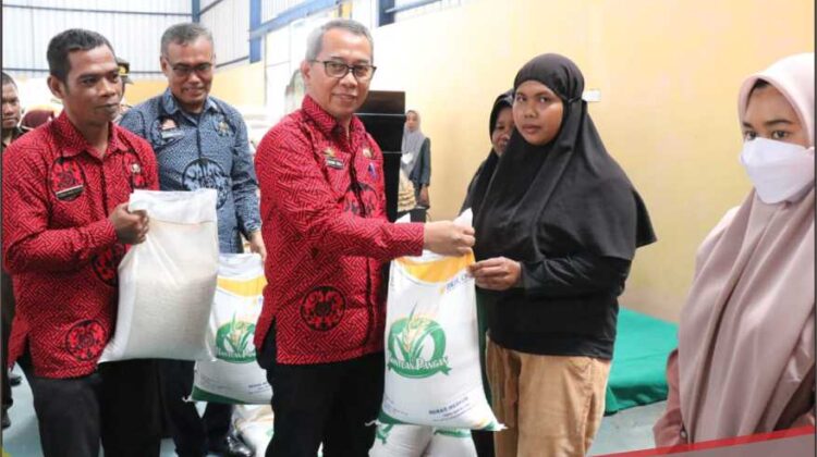 Pemkab Lutim Salurkan Bantuan Pangan Beras Tahap II