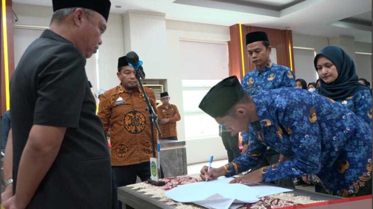Lantik 139 Pejabat Fungsional Pemkab Lutim, Budiman Minta Bekerja Ikhlas Untuk Masyarakat