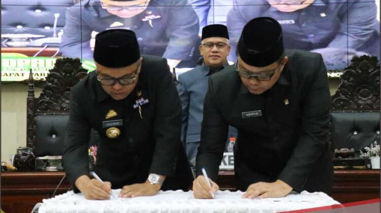 Bupati Lutim Sampaikan Pendapat Akhir Ranperda Perubahan 2023