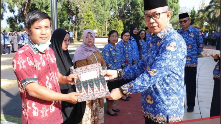 Bahri Suli Serahkan 8 SK Pensiun ASN