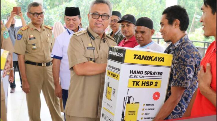Budiman Serahkan 247 Unit Alsintan Kepada 49 Poktan