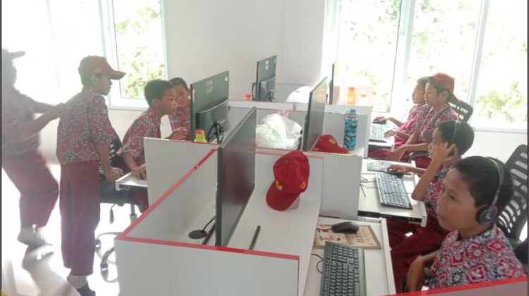 Siswa SDN 222 Batu Merah Kunjungi Perpustakaan Daerah Lutim