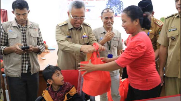 Bupati Luwu Timur Serahkan Bantuan Sosial Bagi Penyandang Disabilitas