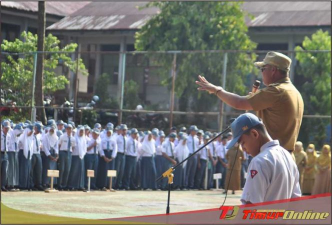 
					Jadi Pembina Upacara, Bupati Budiman Motivasi Siswa-Siswi SMAN 1 Lutim