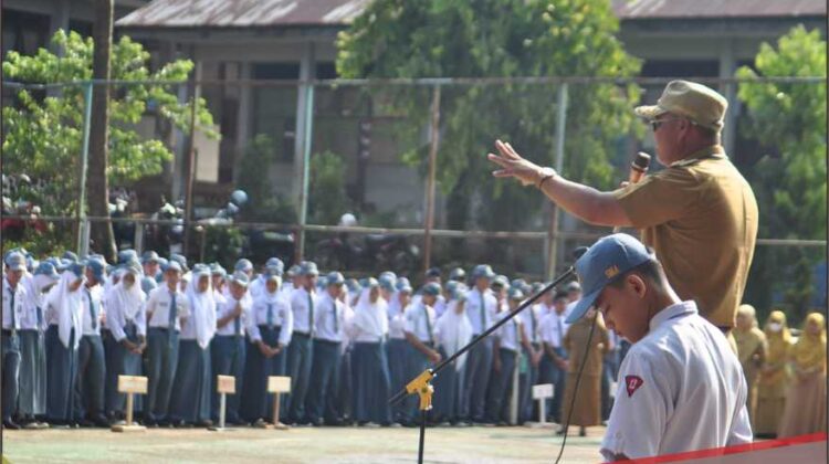 Jadi Pembina Upacara, Bupati Budiman Motivasi Siswa-Siswi SMAN 1 Lutim