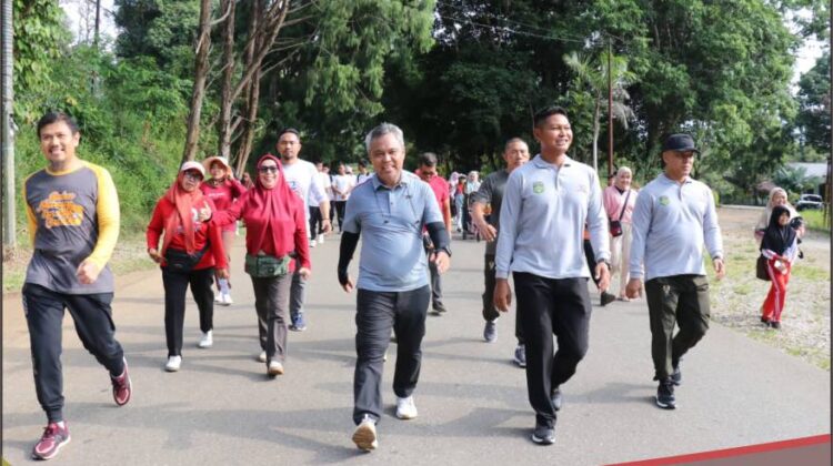 Bupati dan Ribuan warga Lutim Ikut Jalan Santai