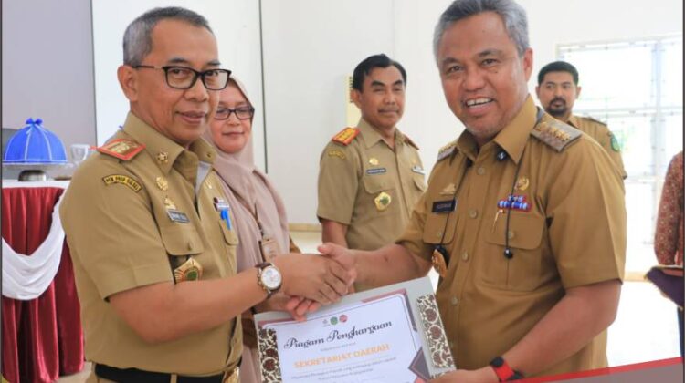 Setda Lutim Terima Penghargaan Terkait Capaian Sistem Pelayanana Kepegawaian