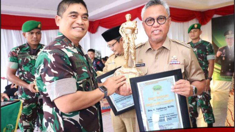 Bupati Lutim Terima Penghargaan dari Danrem 141/Toddopuli