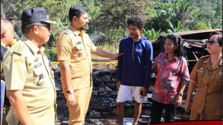 Tinjau Lokasi Kebakaran, Wabup Lutim Serahkan Bantuan
