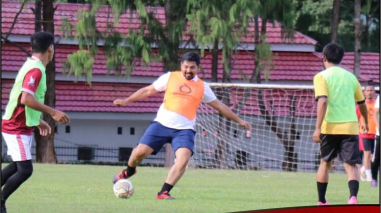 Manfaatkan Waktu Luang, Wabup Lutim Bermain Sepakbola, Skillnya Keren