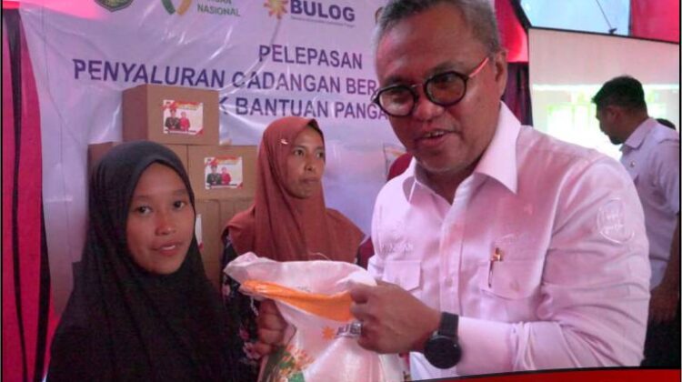 Bupati dan Wabup Lutim Salurkan CPP Bantuan Pangan Beras