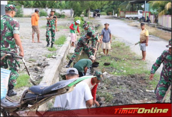 
					Melihat Kekompakan TNI dan Warga Desa Solo Gotong Royong Bersihkan Lingkungan Pasar