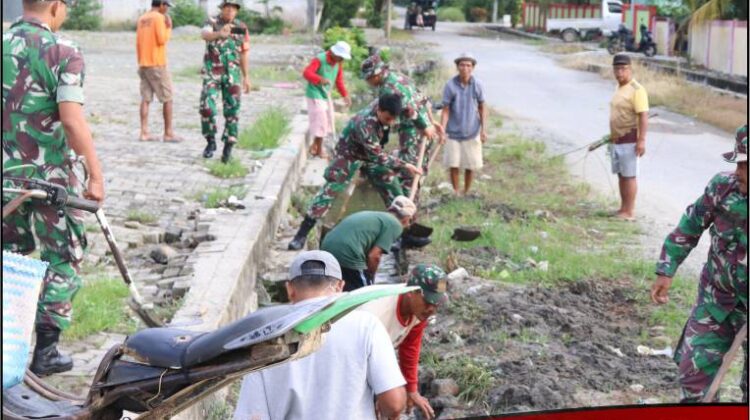 Melihat Kekompakan TNI dan Warga Desa Solo Gotong Royong Bersihkan Lingkungan Pasar