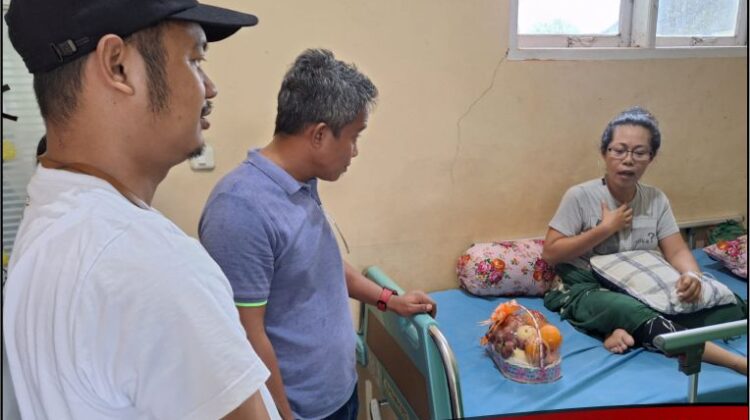 Polres dan KPU Lutim Kunjungi Petugas  KPPS yang Sedang Dirawat di Puskesmas