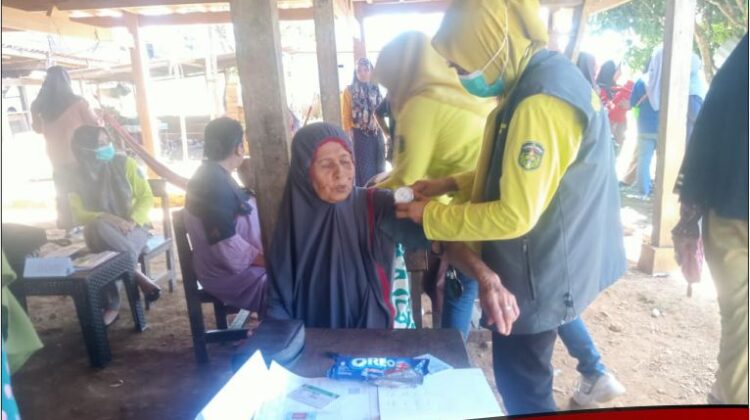 Tenaga Medis Puskesmas Lakawali “Jemput Bola” ke Wilayah Terpencil Layani Masyarakat
