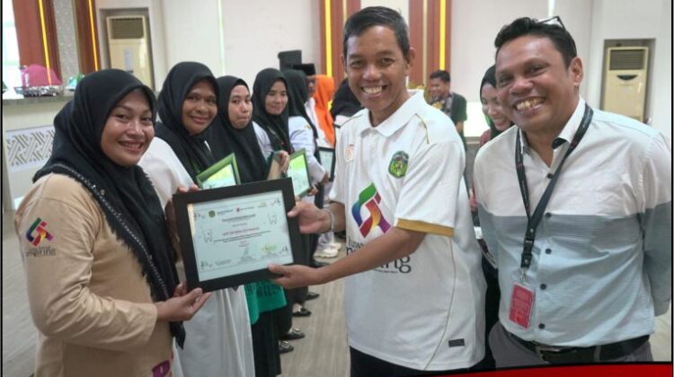 Gandeng Save The Children, Pemkab Lutim Serahkan Penghargaan Champion Award untuk 5 SD Negeri