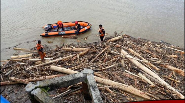 Banjir Larui Sebabkan Sungai di Malili Kotor dan Banyak Kayu Hanyut