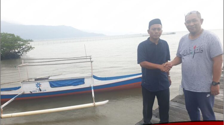 CLM Serahkan Bantuan Perahu Nelayan di Desa Pasi-Pasi